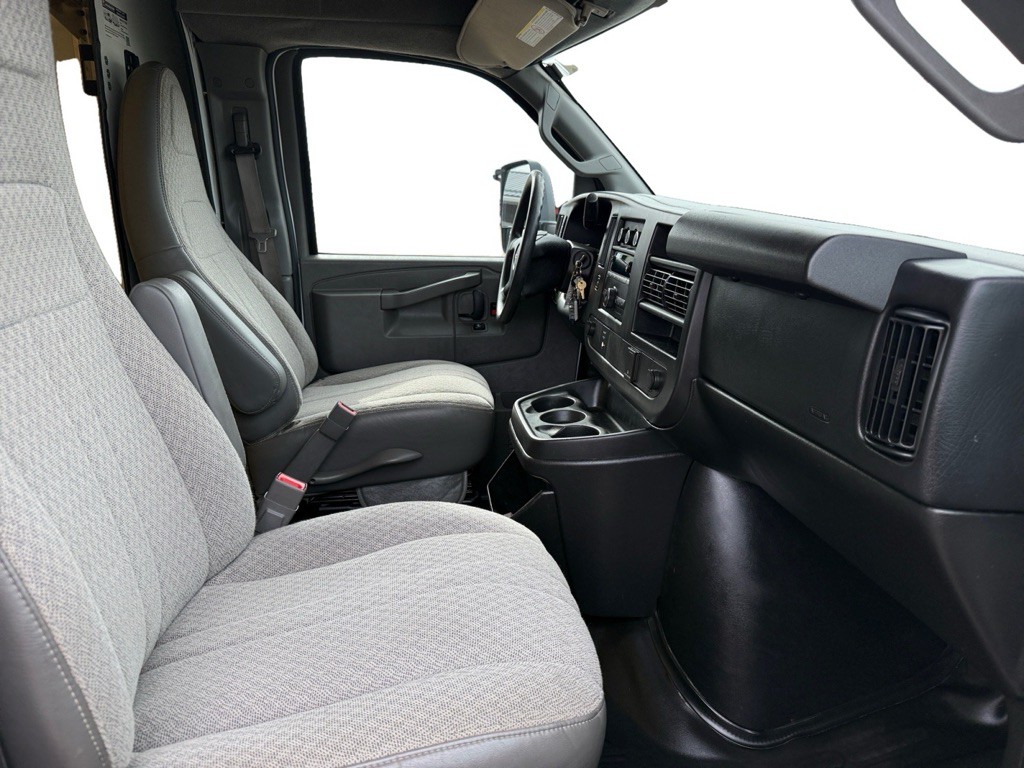 2016 GMC Savana Image 15