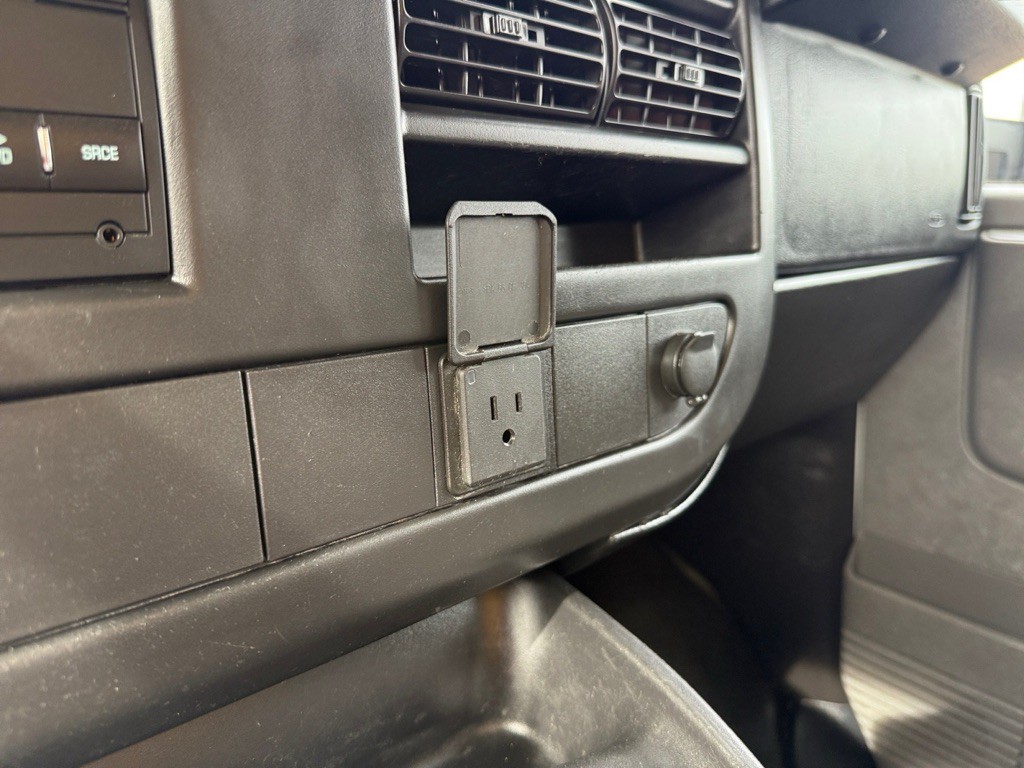 2016 GMC Savana Image 21