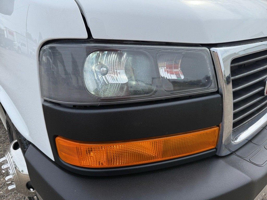 2016 GMC Savana Image 25