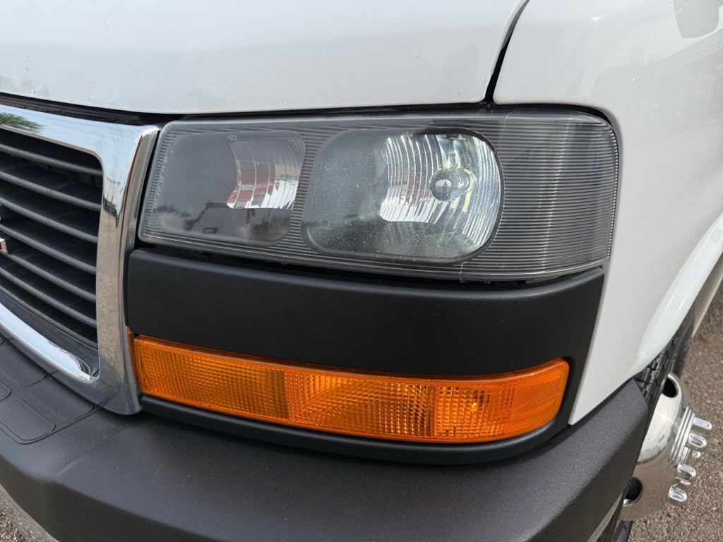 2016 GMC Savana Image 26