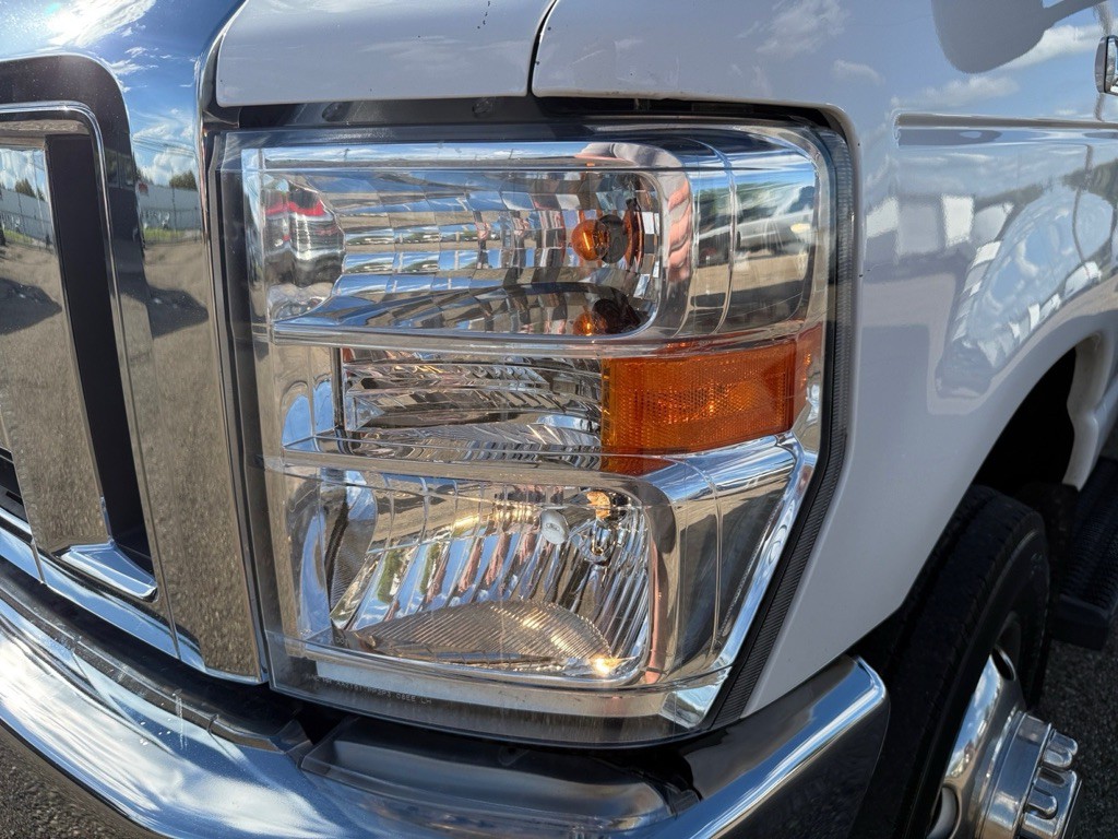 2021 Ford Econoline Image 24