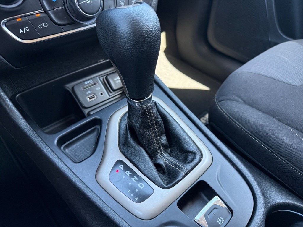 2015 Jeep Cherokee Image 28