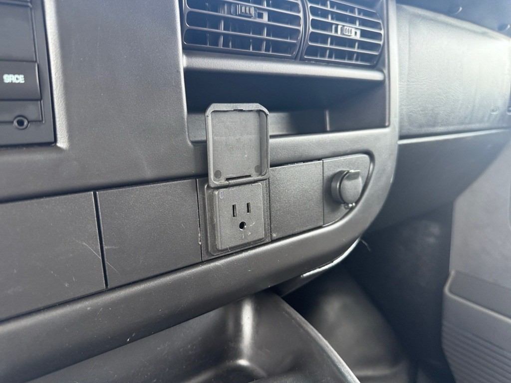 2018 GMC Savana Image 17