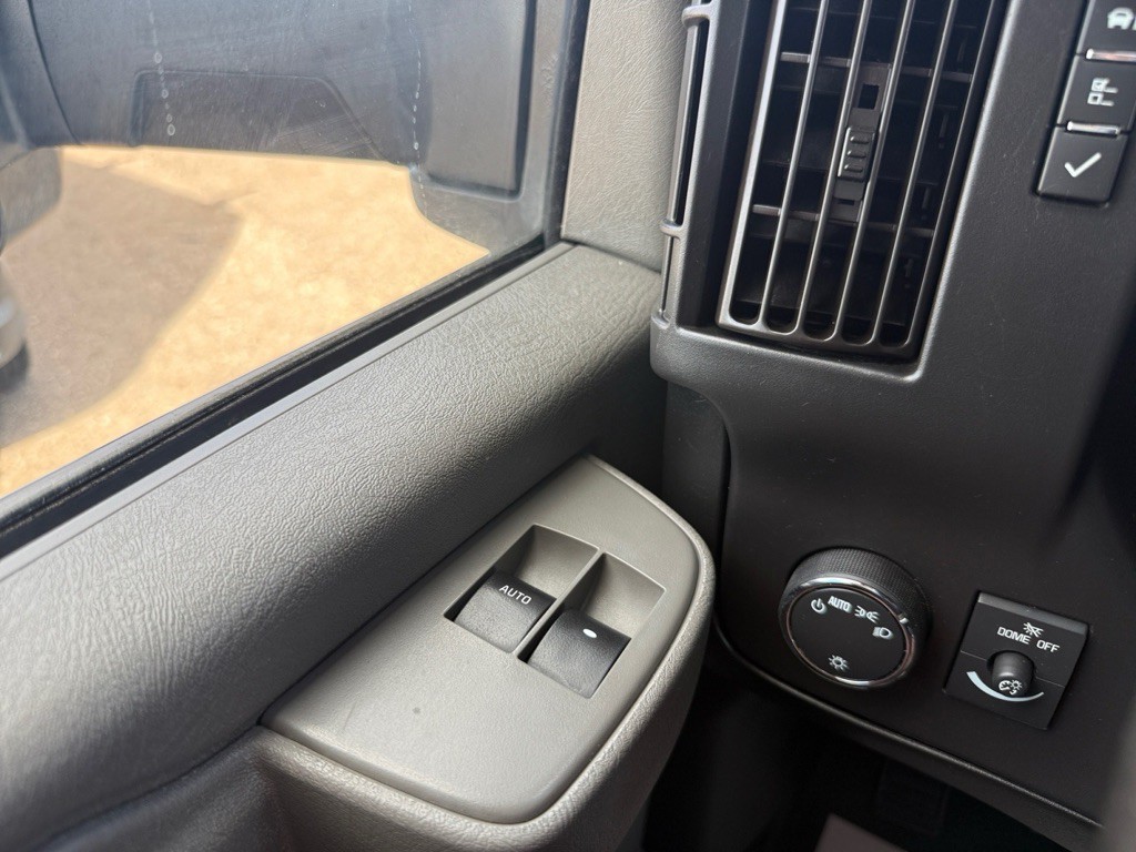2021 Chevrolet Express Image 19