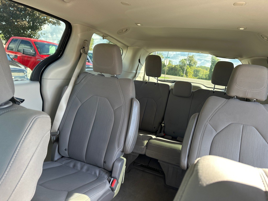 2017 Chrysler Pacifica Image 8