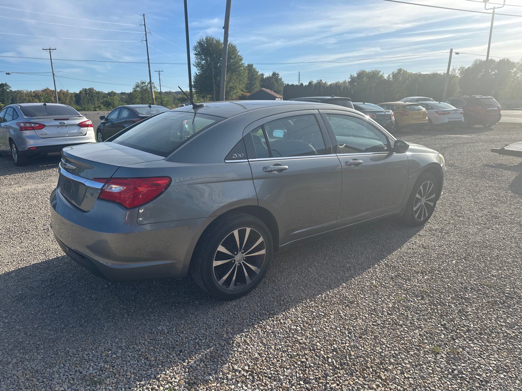 2012 Chrysler 200 Image 4