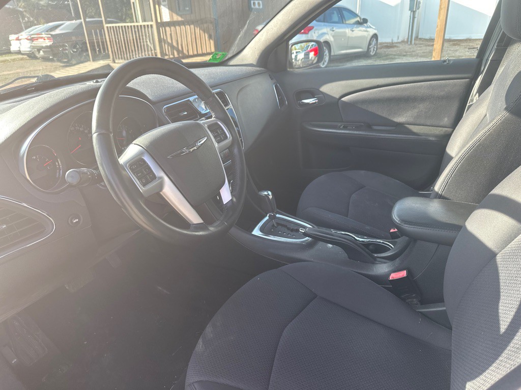 2012 Chrysler 200 Image 7