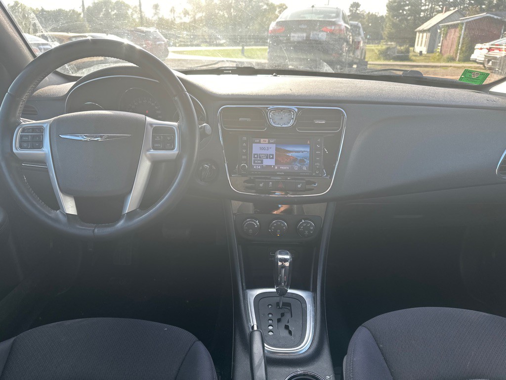 2012 Chrysler 200 Image 9