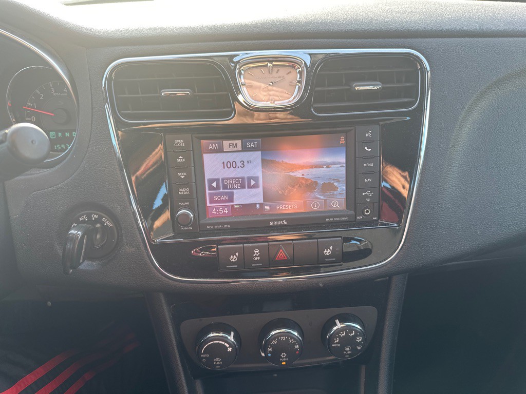 2012 Chrysler 200 Image 10