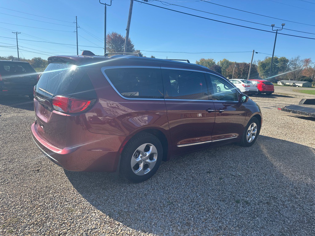 2017 Chrysler Pacifica Image 4