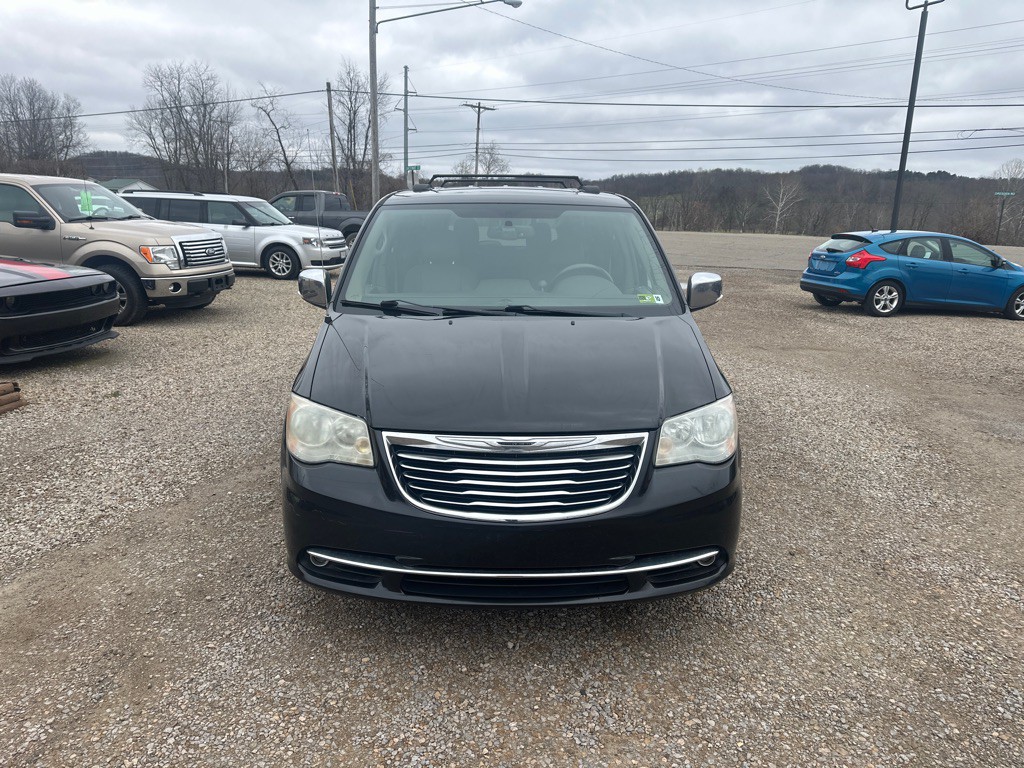 2012 Chrysler Town & Country Image 2