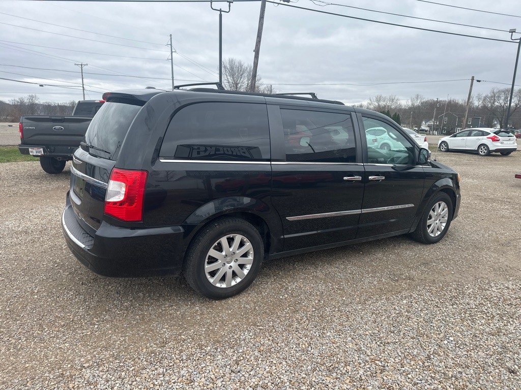 2012 Chrysler Town & Country Image 4