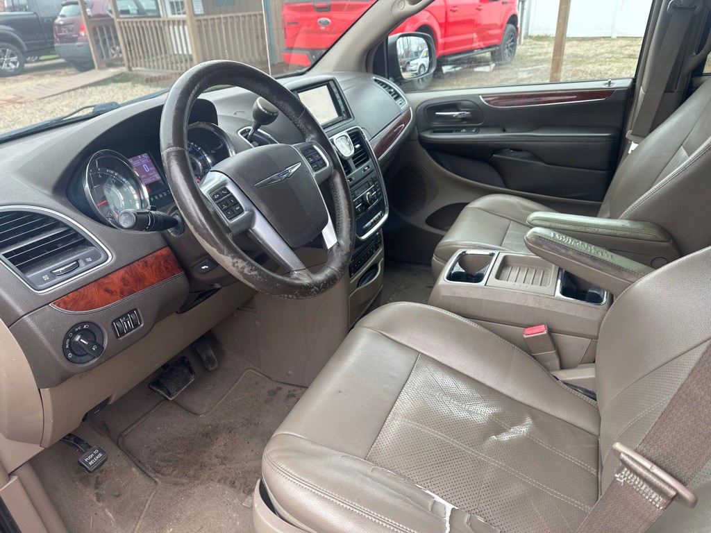 2012 Chrysler Town & Country Image 7