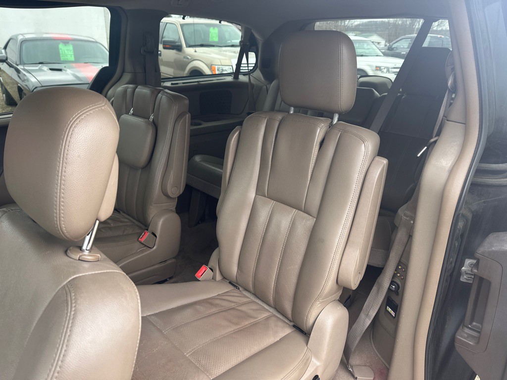 2012 Chrysler Town & Country Image 8