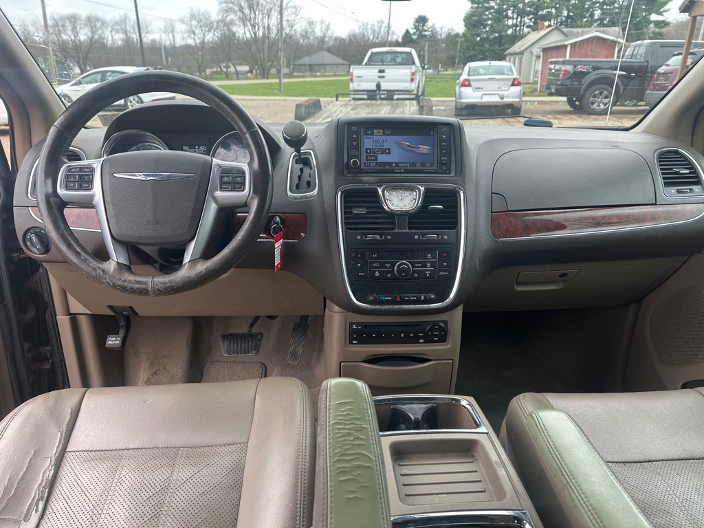 2012 Chrysler Town & Country Image 10