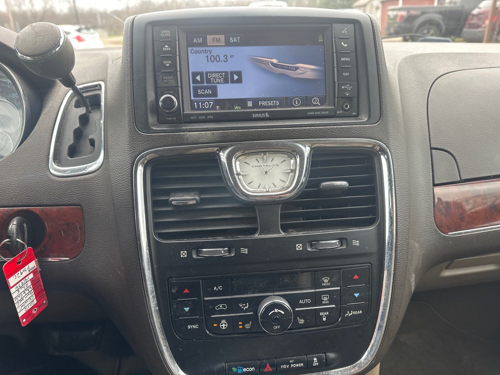 2012 Chrysler Town & Country Image 11