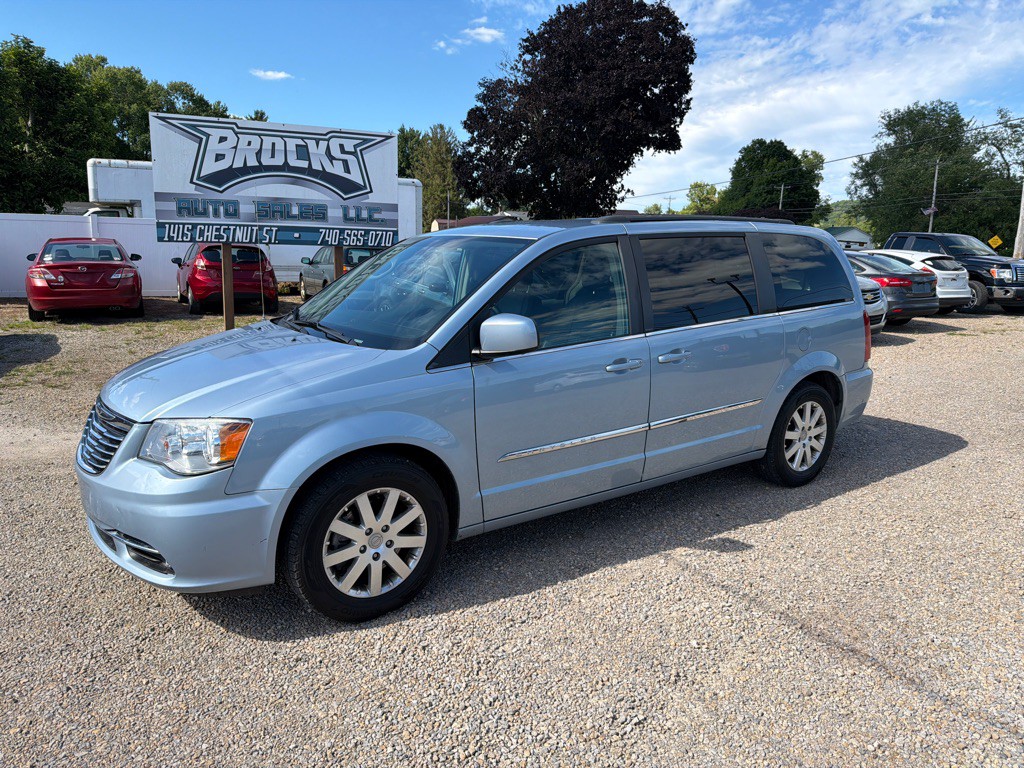 2012 Chrysler Town & Country Image 1