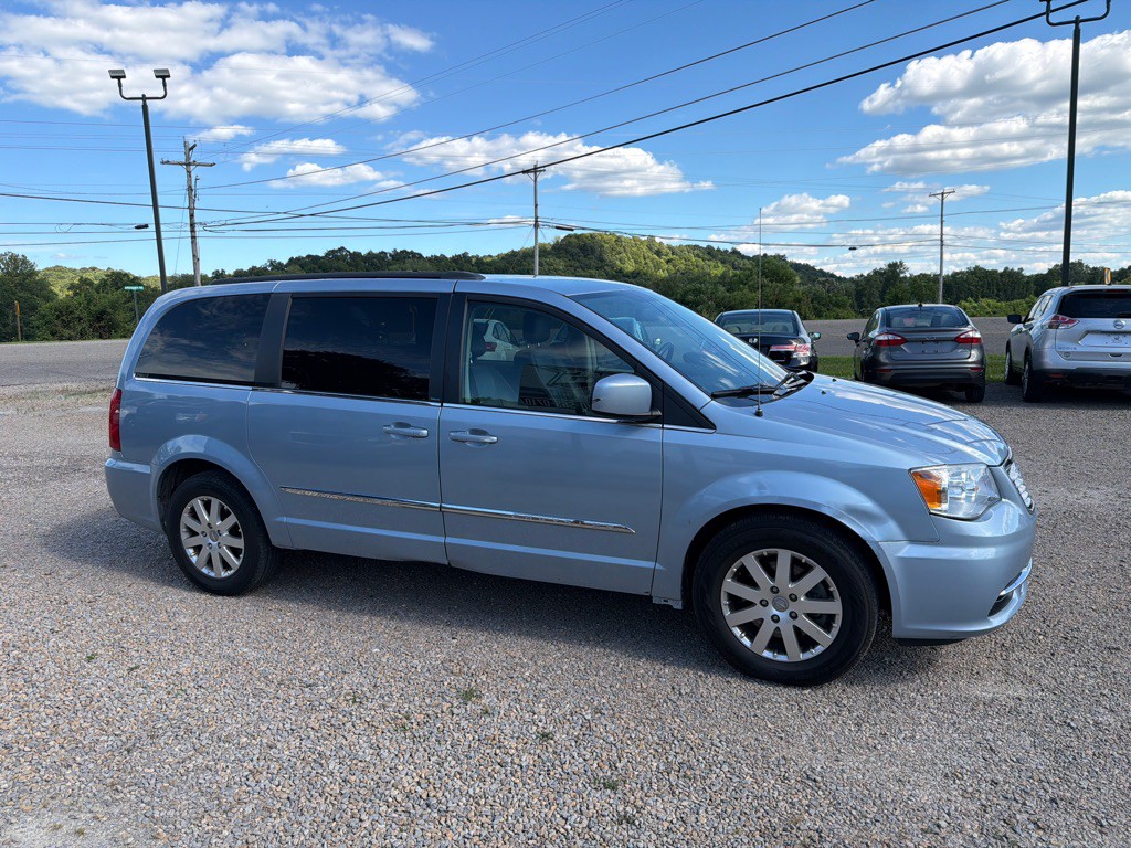 2012 Chrysler Town & Country Image 3
