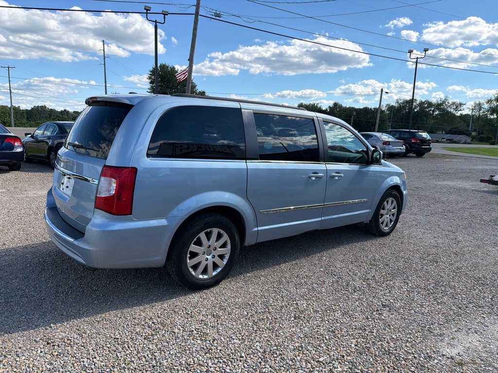 2012 Chrysler Town & Country Image 4