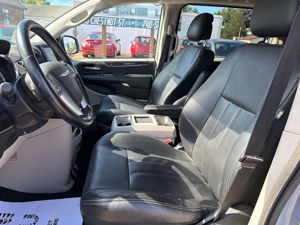 2012 Chrysler Town & Country Image 7