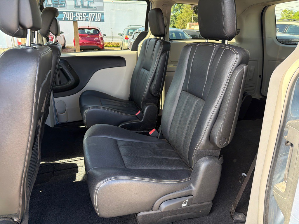 2012 Chrysler Town & Country Image 8