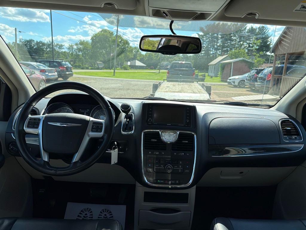 2012 Chrysler Town & Country Image 10