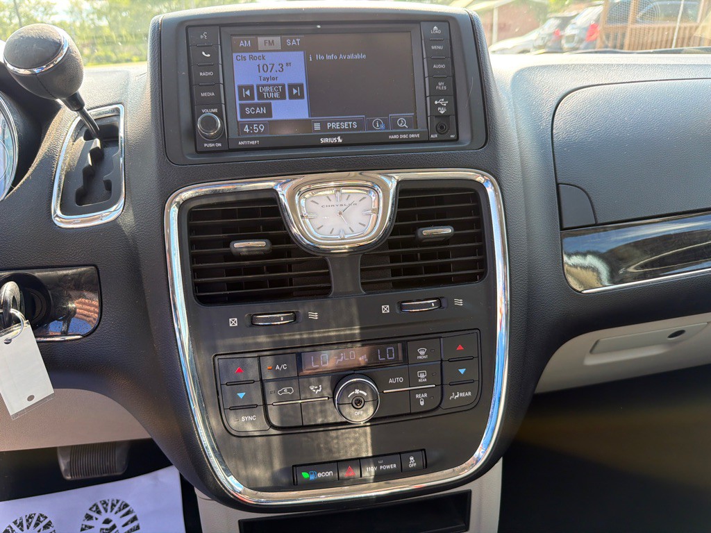 2012 Chrysler Town & Country Image 11