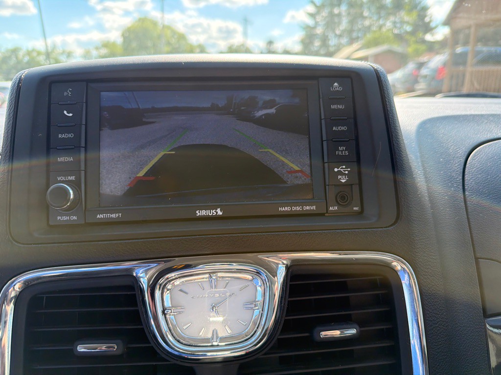 2012 Chrysler Town & Country Image 12