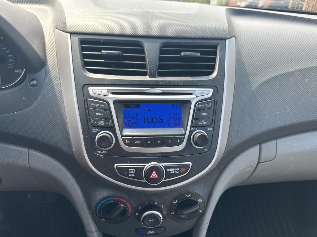 2014 Hyundai Accent Image 9