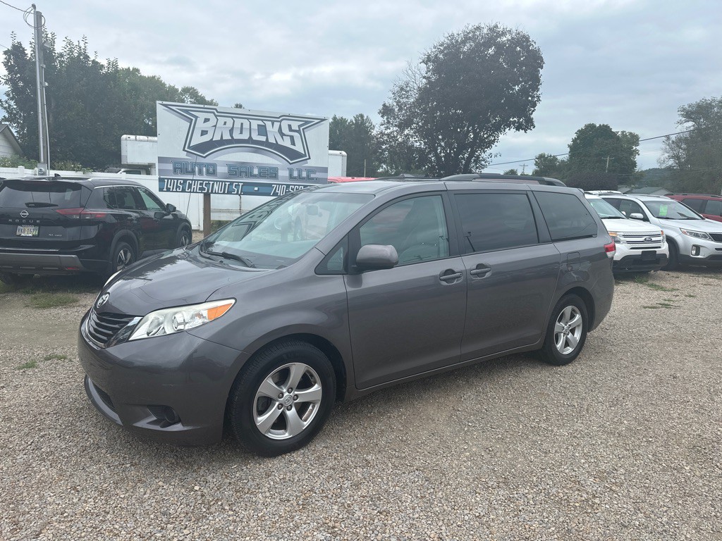 2014 Toyota Sienna Image 1