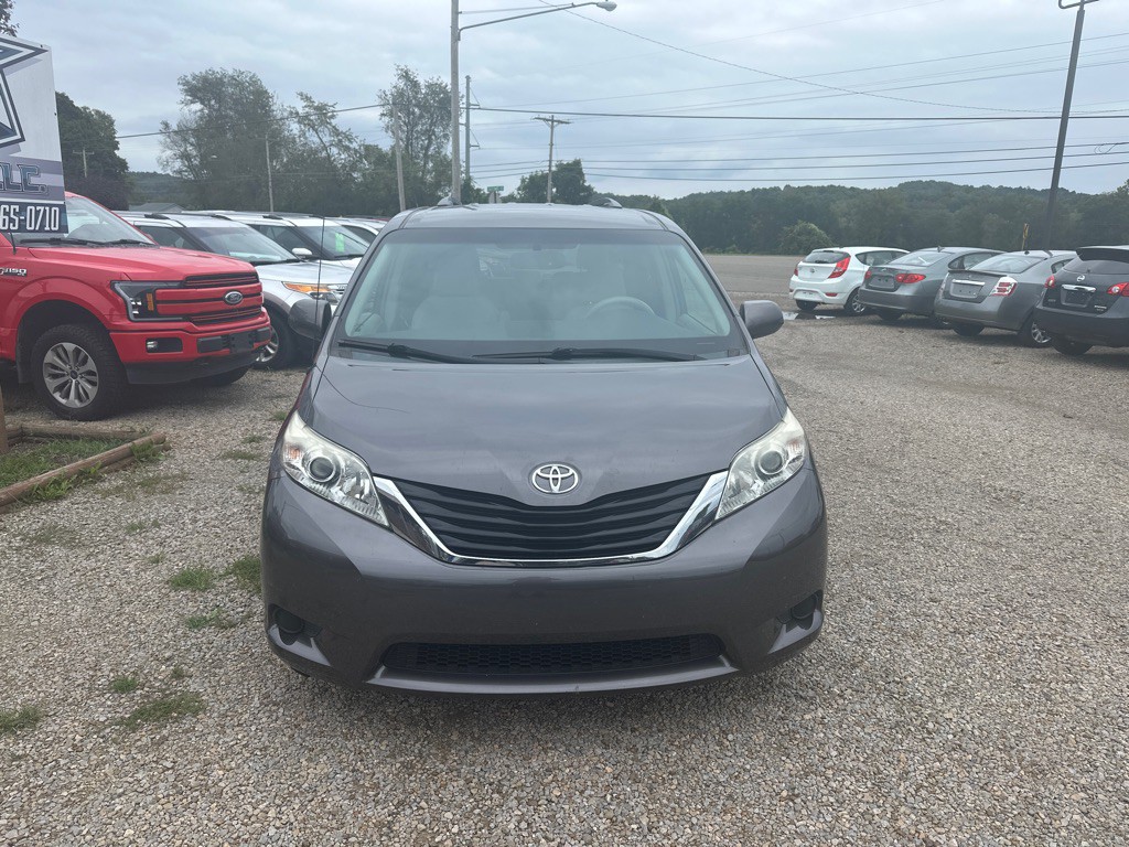 2014 Toyota Sienna Image 2