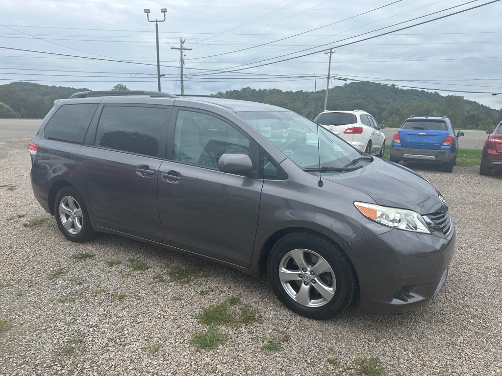 2014 Toyota Sienna Image 3