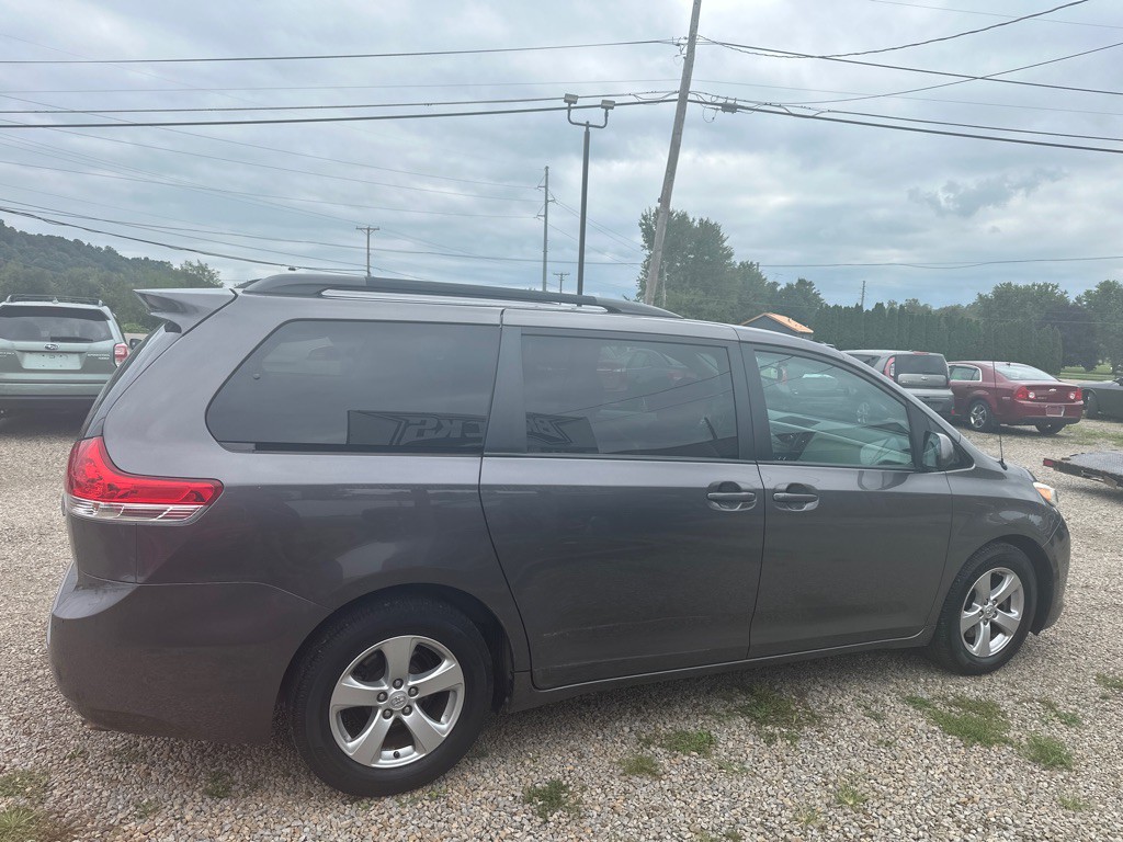 2014 Toyota Sienna Image 4