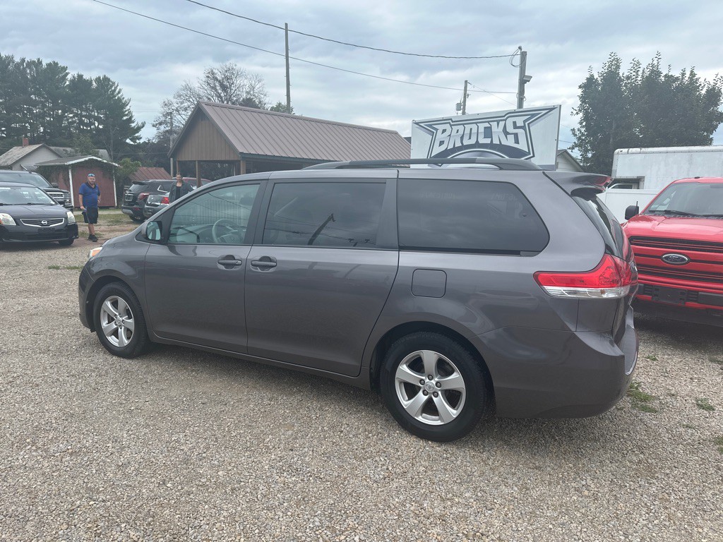 2014 Toyota Sienna Image 6