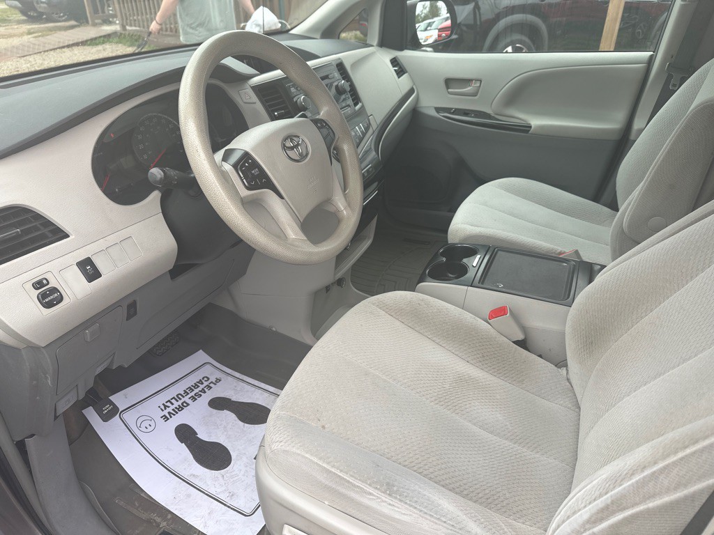 2014 Toyota Sienna Image 7