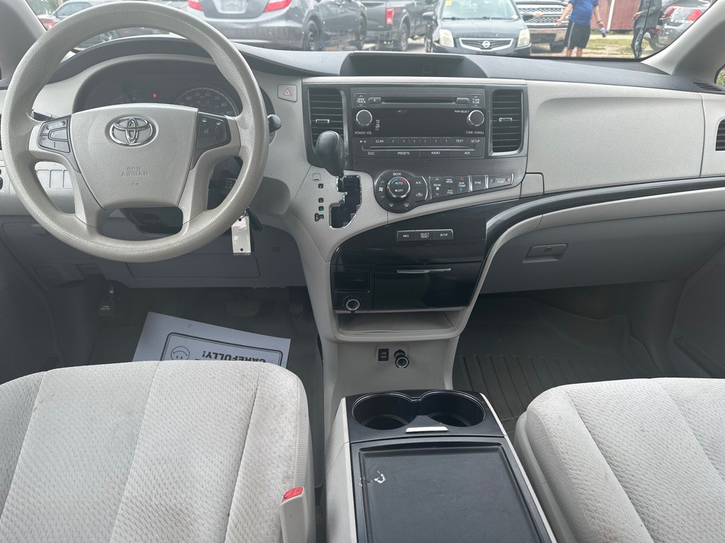 2014 Toyota Sienna Image 9