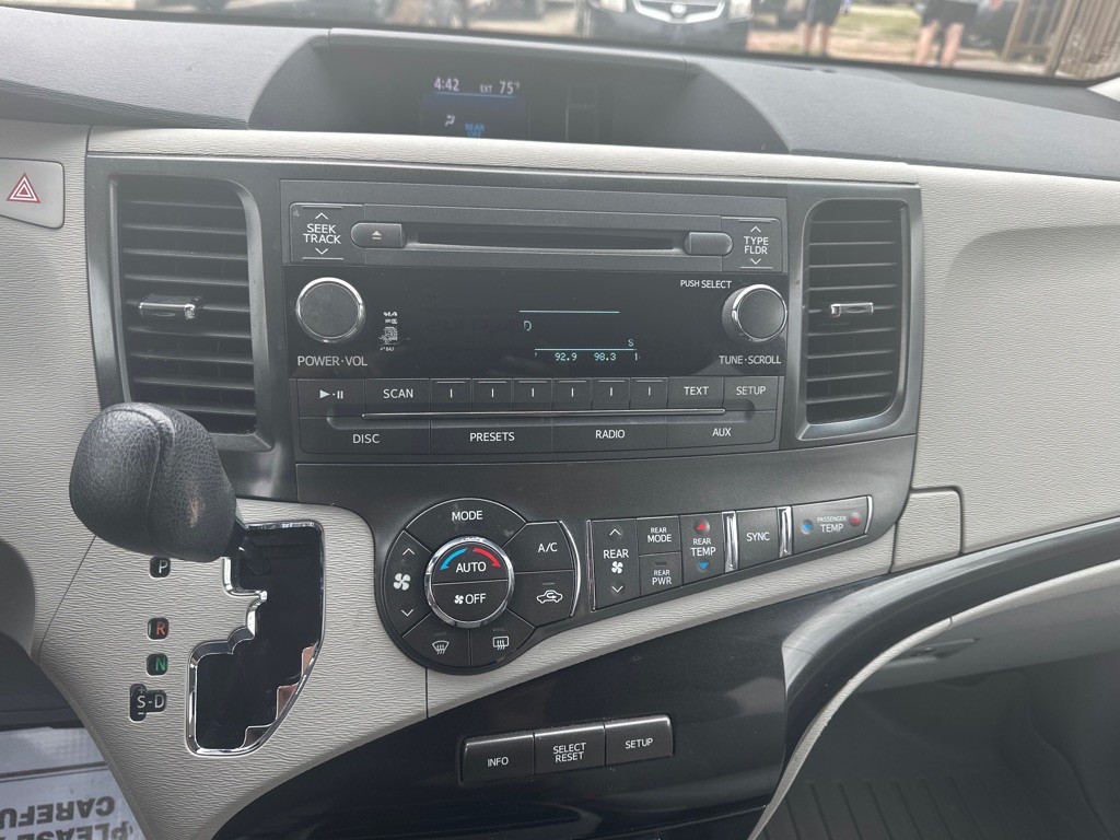 2014 Toyota Sienna Image 10