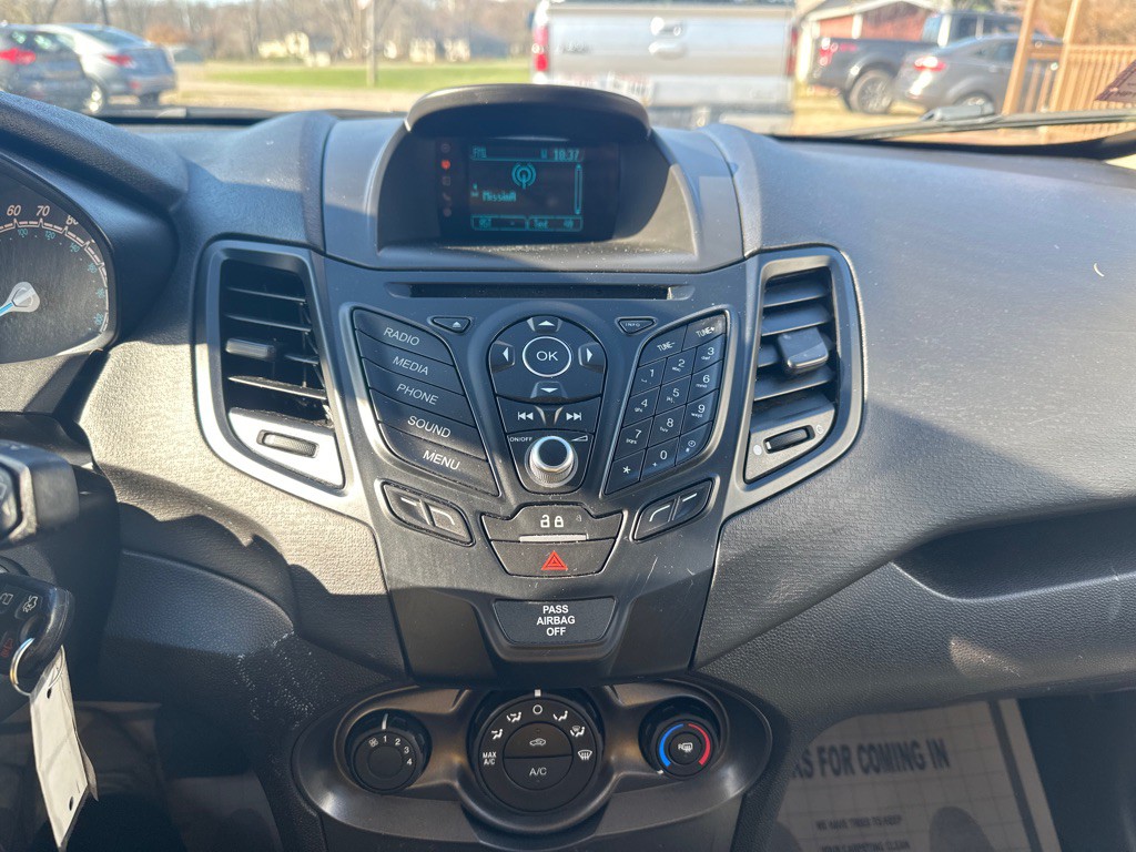 2016 Ford Fiesta Image 9