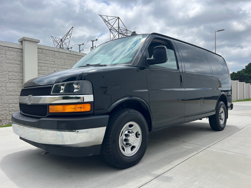 2017 Chevrolet Express Image 1