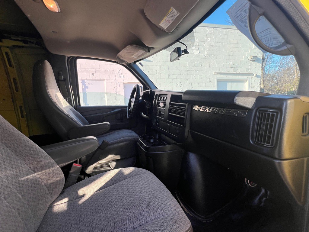 2015 Chevrolet Express Image 13
