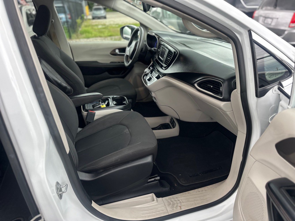 2017 Chrysler Pacifica Image 4
