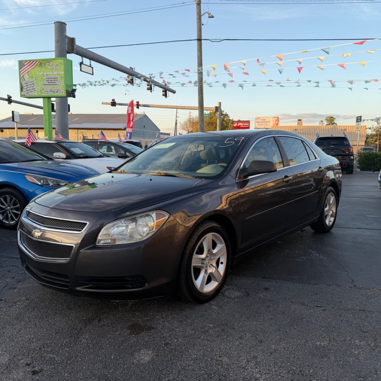 2011 Chevrolet Malibu Image 2
