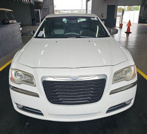 2011 Chrysler 300 Image 1