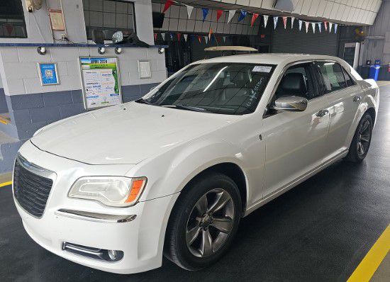 2011 Chrysler 300 Image 2
