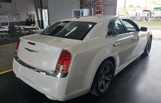 2011 Chrysler 300 Image 4