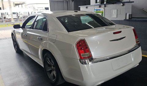 2011 Chrysler 300 Image 5