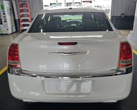 2011 Chrysler 300 Image 6
