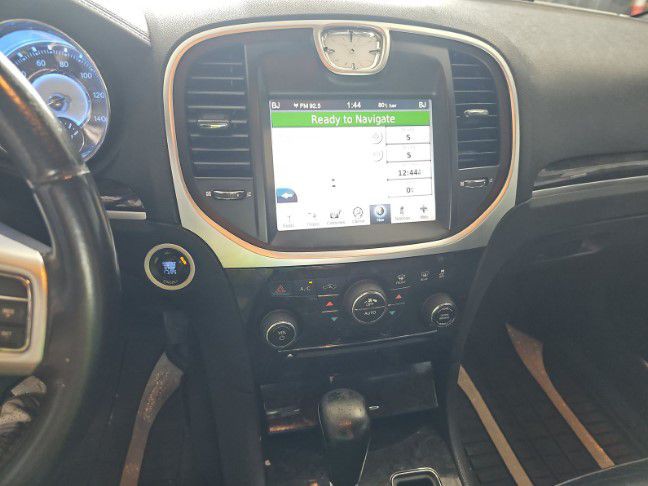 2011 Chrysler 300 Image 8