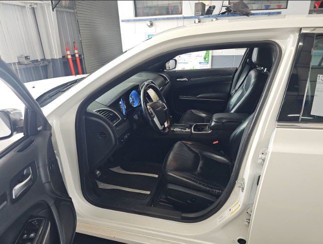 2011 Chrysler 300 Image 9