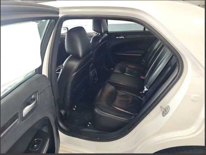 2011 Chrysler 300 Image 10